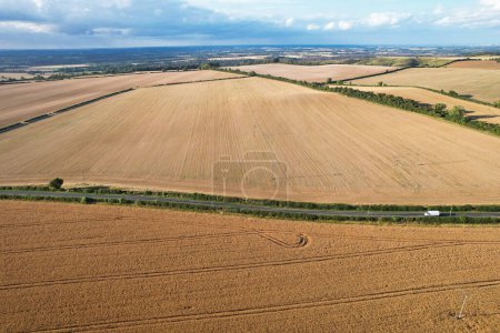 Téléchargez les photos : High Angle Footage of British Agricultural Farms at Countryside Landscape of Sharpenhoe Clappers, Luton City of England Grande-Bretagne du Royaume-Uni. Tournage capturé le 19 / 08 / 2023 pendant l'heure du coucher du soleil - en image libre de droit