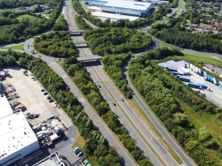 Téléchargez les photos : High Angle view of British Road and Traffic at Milton Keynes City of England Royaume-Uni. Images Aériennes A été capturé le 21 Août 2023 avec la caméra de Drone - en image libre de droit