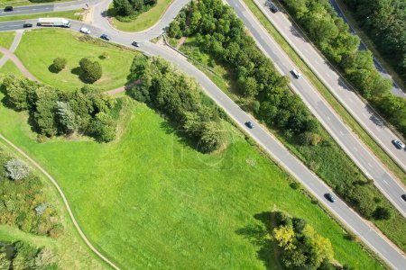 Foto de High Angle view of British Road and Traffic at Milton Keynes City of England UK (en inglés). Filmación aérea fue capturada el 21 de agosto de 2023 con la cámara de Drone - Imagen libre de derechos