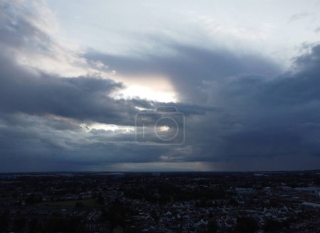 Foto de Hermoso cielo y nubes dramáticas durante la puesta del sol sobre Luton, Inglaterra Reino Unido. Imagen capturada el 25 de agosto de 2023 - Imagen libre de derechos