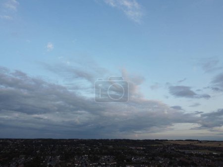 Téléchargez les photos : Beau ciel et nuages dramatiques au coucher du soleil sur Luton, Angleterre Royaume-Uni. Image prise le 25 août 2023 - en image libre de droit
