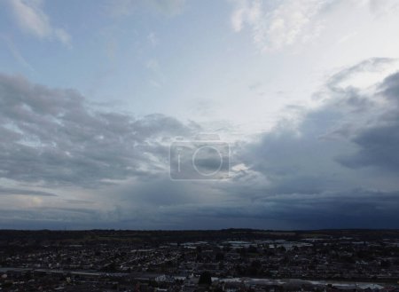 Téléchargez les photos : Beau ciel et nuages dramatiques au coucher du soleil sur Luton, Angleterre Royaume-Uni. Image prise le 25 août 2023 - en image libre de droit