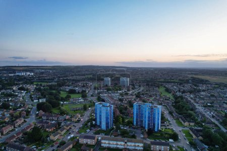 Téléchargez les photos : Vue Aérienne De Luton City Illuminée D'angleterre Royaume-Uni Après Le Coucher Du Soleil Pendant La Nuit D'été. L'image a été prise avec la caméra du drone le 19 août 2023 - en image libre de droit