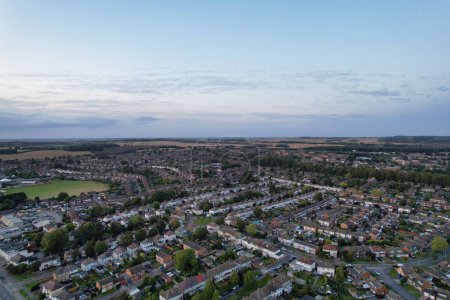 Foto de Vista aérea de Illuminated Luton City of England UK después de la puesta del sol durante la noche del verano. La imagen fue capturada con la cámara del dron el 19 de agosto de 2023 - Imagen libre de derechos