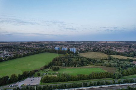 Téléchargez les photos : Vue Aérienne De Luton City Illuminée D'angleterre Royaume-Uni Après Le Coucher Du Soleil Pendant La Nuit D'été. L'image a été prise avec la caméra du drone le 19 août 2023 - en image libre de droit