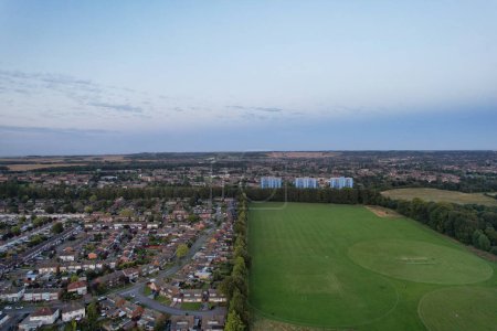 Foto de Vista aérea de Illuminated Luton City of England UK después de la puesta del sol durante la noche del verano. La imagen fue capturada con la cámara del dron el 19 de agosto de 2023 - Imagen libre de derechos