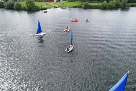 Téléchargez les photos : Images à grand angle de gens naviguent au lac Caldecotte Situé à Milton Keynes City of England Grande-Bretagne Royaume-Uni. Le paysage aérien a été capturé le 21 août 2023 avec la caméra du drone - en image libre de droit