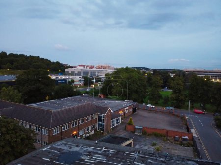 Téléchargez les photos : Vue Aérienne De Luton City Illuminée D'angleterre Royaume-Uni Après Le Coucher Du Soleil Pendant La Nuit D'été. L'image a été prise avec la caméra du drone le 1er septembre 2023 - en image libre de droit