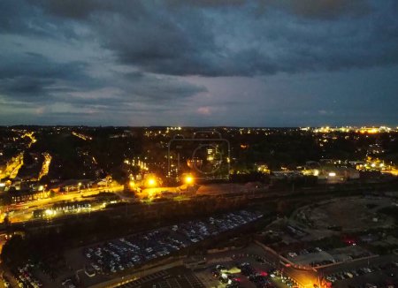 Foto de Vista aérea de Illuminated Luton City of England UK después de la puesta del sol durante la noche del verano. La imagen fue capturada con la cámara del dron el 1 de septiembre de 2023 - Imagen libre de derechos