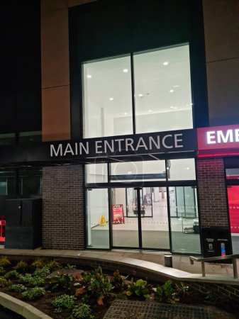 Téléchargez les photos : Vue éclairée à faible angle de l'entrée d'urgence de Luton et de l'hôpital Dunstable à Luton City en Angleterre Royaume-Uni pendant minuit le 3 septembre 2023. Le bâtiment de l'hôpital est en construction pour la rénovation - en image libre de droit