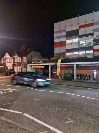 Foto de Vista en ángulo bajo del edificio iluminado de carreteras y aparcamientos frente al hospital de Luton y Dunstable en Luton City of England Reino Unido Durante la noche del 3 de septiembre de 2023. - Imagen libre de derechos