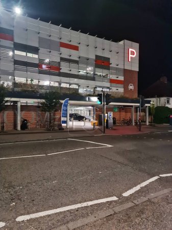 Téléchargez les photos : Vue à angle bas du bâtiment illuminé de la route et du parking en face de l'hôpital de Luton et Dunstable à Luton City en Angleterre Royaume-Uni Dans la nuit du 3 septembre 2023. - en image libre de droit