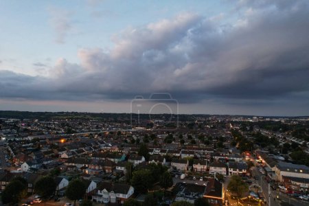 Téléchargez les photos : Vue Aérienne De Luton City Illuminée D'angleterre Royaume-Uni Après Le Coucher Du Soleil Pendant La Nuit D'été. L'image a été prise avec la caméra du drone le 2 septembre 2023 - en image libre de droit