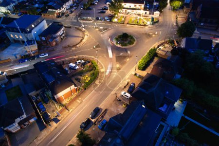 Téléchargez les photos : Vue Aérienne De Luton City Illuminée D'angleterre Royaume-Uni Après Le Coucher Du Soleil Pendant La Nuit D'été. L'image a été prise avec la caméra du drone le 2 septembre 2023 - en image libre de droit