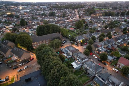 Foto de Vista aérea de Illuminated Luton City of England UK después de la puesta del sol durante la noche del verano. La imagen fue capturada con la cámara de Drone el 2 de septiembre de 2023 - Imagen libre de derechos