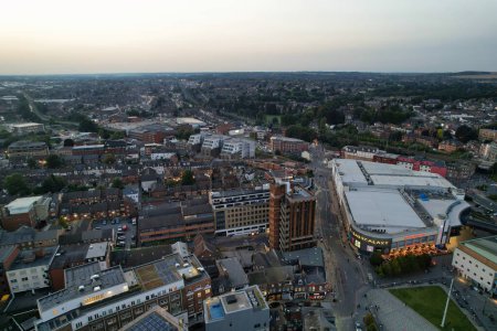 Foto de Vista aérea de los edificios iluminados del centro, carreteras y la ciudad central de Luton, Inglaterra, Reino Unido, a principios de la noche del tiempo claro del 5 de septiembre de 2023 - Imagen libre de derechos