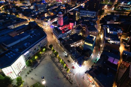 Foto de Vista aérea de los edificios iluminados del centro, carreteras y la ciudad central de Luton, Inglaterra, Reino Unido, a principios de la noche del tiempo claro del 5 de septiembre de 2023 - Imagen libre de derechos