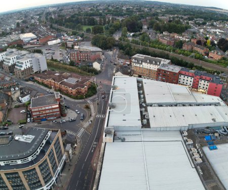 Foto de Vista aérea de la ciudad de Luton iluminada de Inglaterra Reino Unido durante el atardecer de otoño. La imagen fue capturada con la cámara del dron el 5 de septiembre de 2023 - Imagen libre de derechos