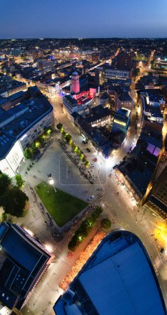 Téléchargez les photos : Vue Aérienne De Luton City Illuminée D'angleterre Au Royaume-Uni Au Coucher Du Soleil D'automne. L'image a été prise avec la caméra du drone le 5 septembre 2023 - en image libre de droit