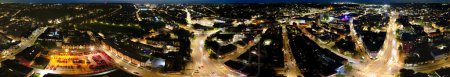 Téléchargez les photos : Vue Aérienne De Luton City Illuminée D'angleterre Au Royaume-Uni Au Coucher Du Soleil D'automne. L'image a été prise avec la caméra du drone le 5 septembre 2023 - en image libre de droit