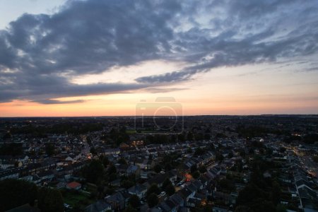 Téléchargez les photos : Beau ciel et nuages dramatiques au coucher du soleil sur Luton, Angleterre Royaume-Uni. Image prise le 2 septembre 2023 - en image libre de droit