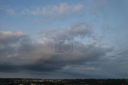 Foto de Hermoso cielo y nubes dramáticas durante la puesta del sol sobre Luton, Inglaterra Reino Unido. Imagen capturada el 2 de septiembre de 2023 - Imagen libre de derechos