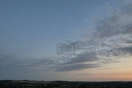 Foto de Hermoso cielo y nubes dramáticas durante la puesta del sol sobre Luton, Inglaterra Reino Unido. Imagen capturada el 2 de septiembre de 2023 - Imagen libre de derechos