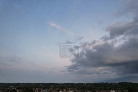 Téléchargez les photos : Beau ciel et nuages dramatiques au coucher du soleil sur Luton, Angleterre Royaume-Uni. Image prise le 2 septembre 2023 - en image libre de droit