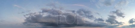 Téléchargez les photos : Beau ciel et nuages dramatiques au coucher du soleil sur Luton, Angleterre Royaume-Uni. Image prise le 6 septembre 2023 - en image libre de droit
