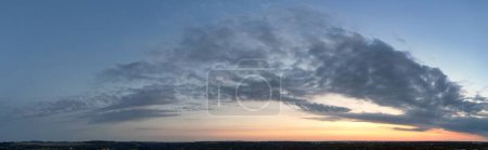 Foto de Hermoso cielo y nubes dramáticas durante la puesta del sol sobre Luton, Inglaterra Reino Unido. Imagen capturada el 6 de septiembre de 2023 - Imagen libre de derechos