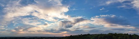 Foto de Vista panorámica más hermosa del cielo y las nubes dramáticas sobre la ciudad de Luton de Inglaterra Reino Unido durante la puesta del sol. - Imagen libre de derechos