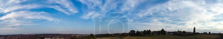 Téléchargez les photos : La plus belle vue panoramique du ciel et des nuages dramatiques au-dessus de Luton City en Angleterre Royaume-Uni pendant le coucher du soleil. - en image libre de droit