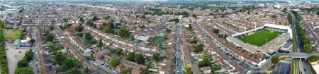 Foto de Vista aérea de Luton City of England, Gran Bretaña. El metraje fue capturado con la cámara de Drone el 7 de septiembre de 2023.Durante la puesta del sol. - Imagen libre de derechos