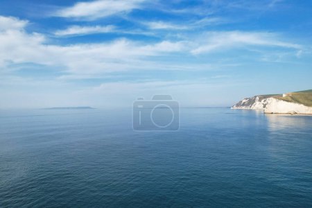 Téléchargez les photos : Plus beau paysage et vue sur la mer de Durdle Door Beach d'Angleterre Grande-Bretagne, Royaume-Uni. Image prise avec l'appareil photo de Drone le 9 septembre 2023 - en image libre de droit
