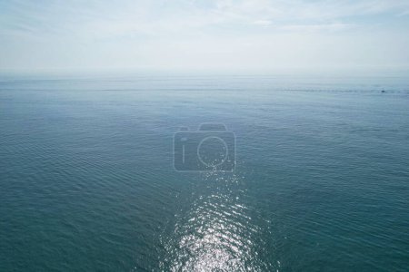 Foto de Paisaje más hermoso y vista al mar de Durdle Door Beach of England Gran Bretaña, Reino Unido. Image Fue capturada con la cámara de Drone el 9 de septiembre de 2023 - Imagen libre de derechos