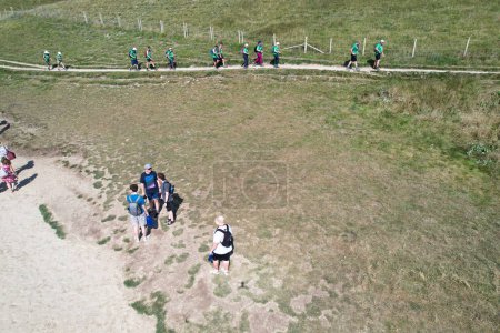 Téléchargez les photos : People at Durdle Door Hills of England Grande Bretagne, Royaume-Uni. Image prise avec l'appareil photo de Drone le 9 septembre 2023 - en image libre de droit