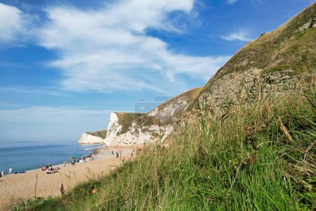 Téléchargez les photos : Foule à Durdle Door Beach en Angleterre Grande-Bretagne, Royaume-Uni. Image prise avec l'appareil photo de Drone le 9 septembre 2023 - en image libre de droit