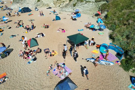 Téléchargez les photos : Foule à Durdle Door Beach en Angleterre Grande-Bretagne, Royaume-Uni. Image prise avec l'appareil photo de Drone le 9 septembre 2023 - en image libre de droit