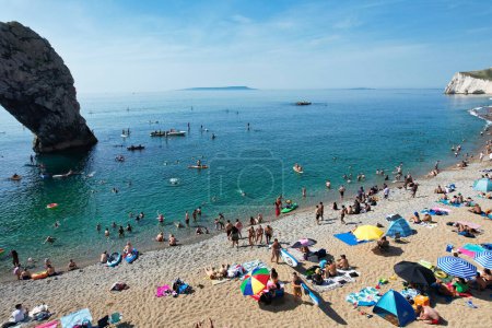 Foto de Multitud en Durdle Door Beach of England Gran Bretaña, Reino Unido. Image Fue capturada con la cámara de Drone el 9 de septiembre de 2023 - Imagen libre de derechos