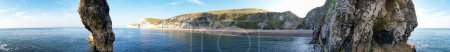 Foto de Vista en ángulo alto de acantilado y colinas en Durdle Door Beach. Gran atractivo turístico de Inglaterra y muy famoso en verano. Imágenes magníficas de la imagen más hermosa del paisaje capturada el 9 de septiembre - Imagen libre de derechos