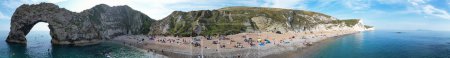 Foto de Vista en ángulo alto de acantilado y colinas en Durdle Door Beach. Gran atractivo turístico de Inglaterra y muy famoso en verano. Imágenes magníficas de la imagen más hermosa del paisaje capturada el 9 de septiembre - Imagen libre de derechos