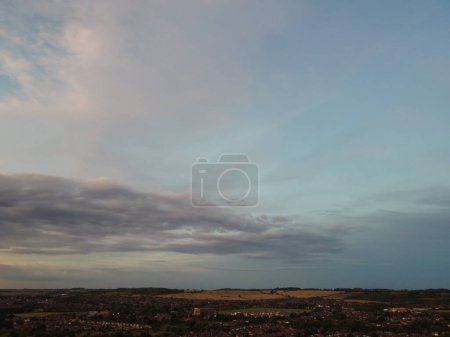 Téléchargez les photos : Caméra de Drone à Angle Haut Images de Nuages Dramatiques et Ciel au-dessus de la ville de Luton en Angleterre Royaume-Uni, 11 septembre 2023 - en image libre de droit