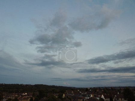 Foto de Video de cámara de Drone de alto ángulo de nubes dramáticas y cielo sobre la ciudad de Luton, Inglaterra, 11 de septiembre de 2023 - Imagen libre de derechos