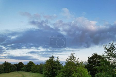 Téléchargez les photos : La plus belle vue à angle élevé du ciel dramatique et des nuages sur le paysage de campagne britannique pendant le coucher du soleil - en image libre de droit