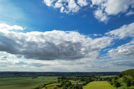 Foto de Vista de ángulo alto más hermosa del cielo dramático y nubes sobre el paisaje de la campiña británica durante la puesta del sol - Imagen libre de derechos