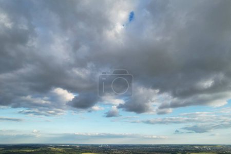 Foto de Vista de ángulo alto más hermosa del cielo dramático y nubes sobre el paisaje de la campiña británica durante la puesta del sol - Imagen libre de derechos