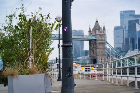 Téléchargez les photos : Low Angle View of Buildings at River Thames and London Bridge, Central London City of England Grande-Bretagne. La séquence a été capturée le 18-juin-2023 - en image libre de droit