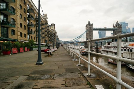 Foto de Vista en ángulo bajo de los edificios en el río Támesis y el Puente de Londres, en el centro de Londres City of England Gran Bretaña. La filmación fue capturada el 18-junio-2023 - Imagen libre de derechos