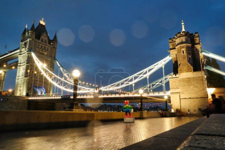 Téléchargez les photos : Low Angle View of Buildings at River Thames and London Bridge, Central London City of England Grande-Bretagne. La séquence a été capturée le 18-juin-2023 - en image libre de droit