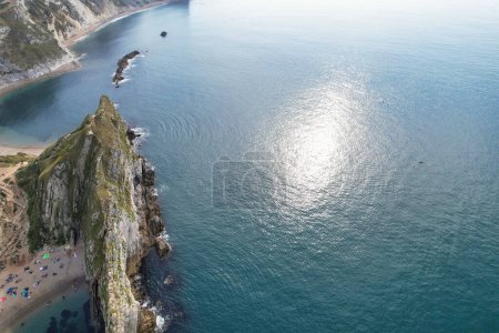 Foto de Vista panorámica más hermosa del paisaje británico y vista al mar de Durdle Door Beach of England Gran Bretaña, Reino Unido. El metraje fue capturado con la cámara de Drone el 9 de septiembre de 2023. (Durdle Dor) - Imagen libre de derechos
